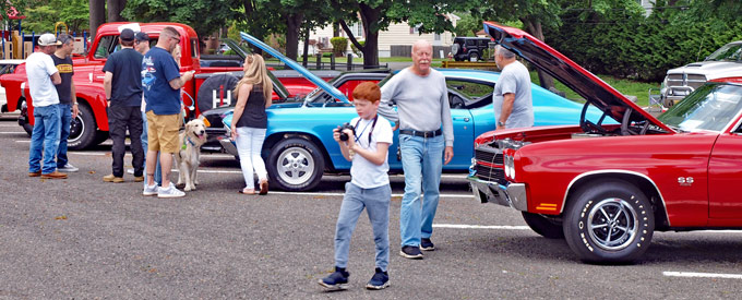 spectators at the 2025 North Jersey Auto Show (classic car show)